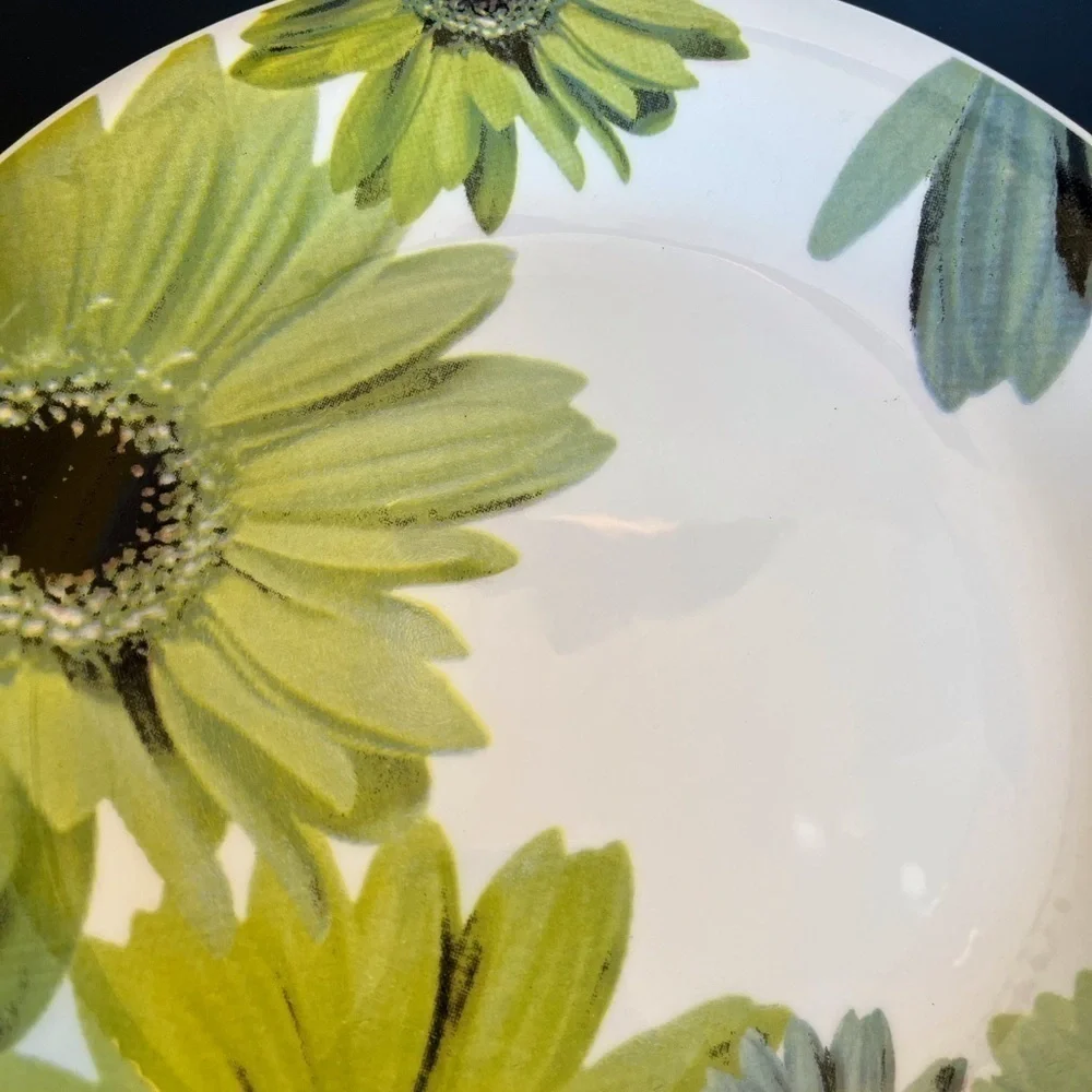 Crate and Barrel Gerber Daisy Buffet Plate   Made in Italy